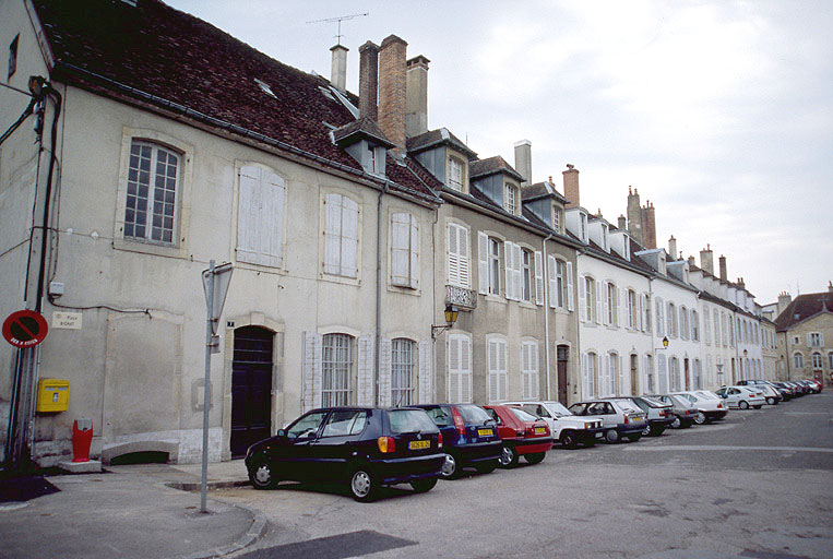 Maison des Clarisses côté sud de la place.