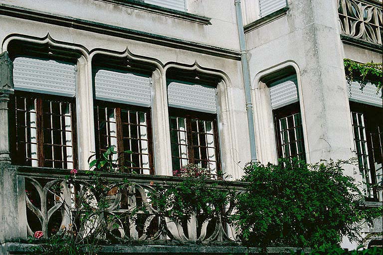 Façade antérieure : balcon.