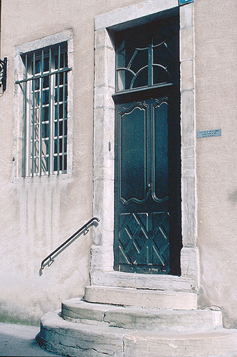 Façade antérieure : porte.