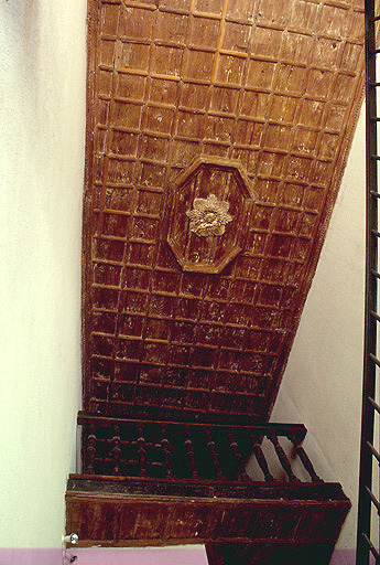 Escalier intérieur : plafond à caissons.