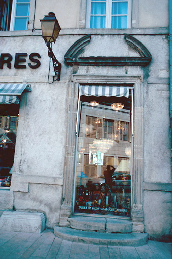 Façade antérieure : ancienne porte.