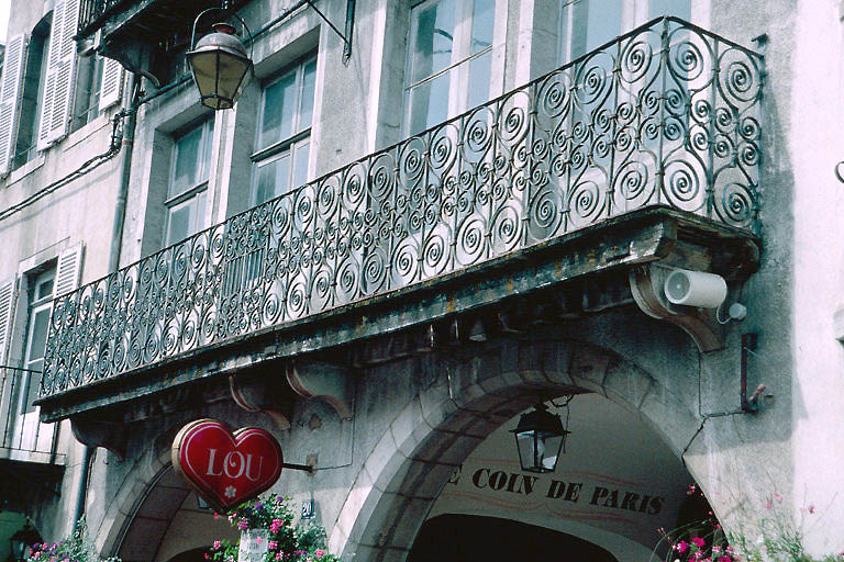 Façade antérieure : balcon.