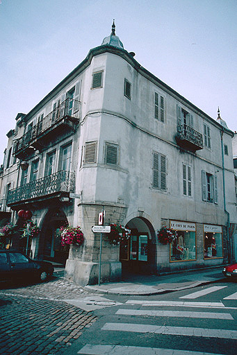 Façades antérieure et latérale droite.