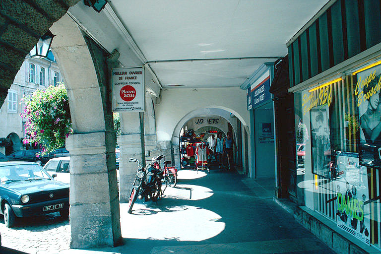 Façade antérieure : galerie.