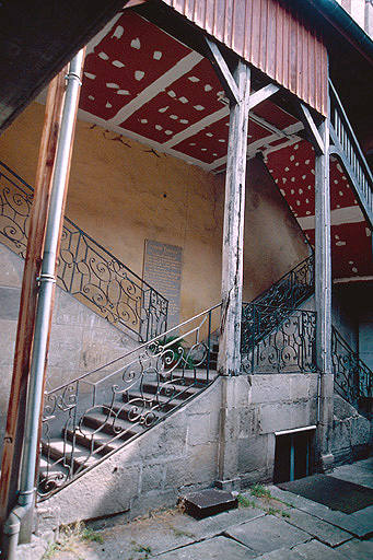 Cour : escalier extérieur.