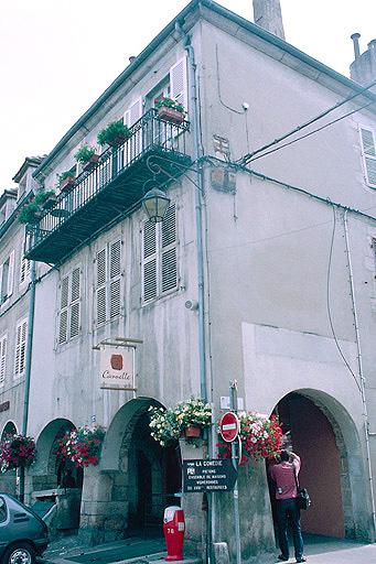 Façades antérieure et latérale droite.