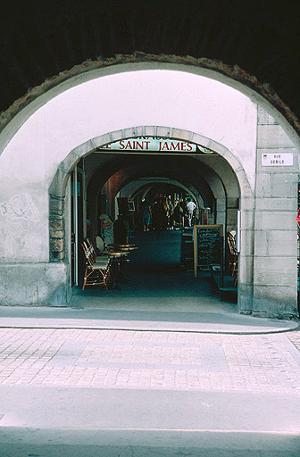 Façade antérieure : arcades.