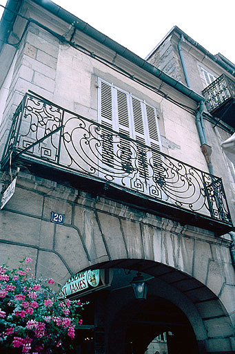 Façade antérieure : balcon.