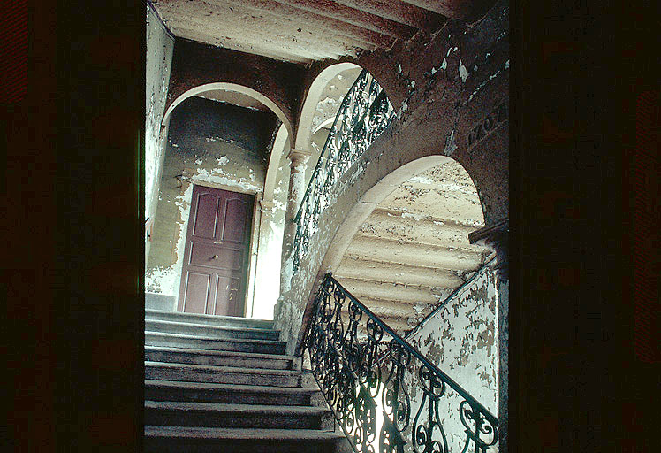 Escalier dans la cour.