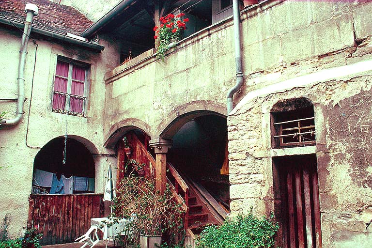 Deuxième cour : galerie.