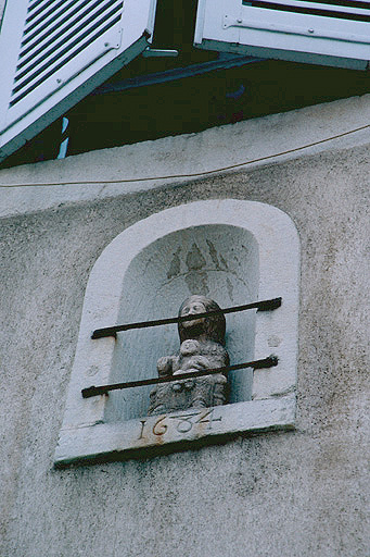 Façade antérieure : niche.