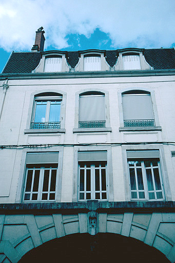 Façade antérieure : niveaux supérieurs.