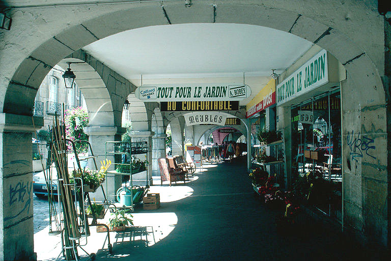 Façade antérieure : galerie.