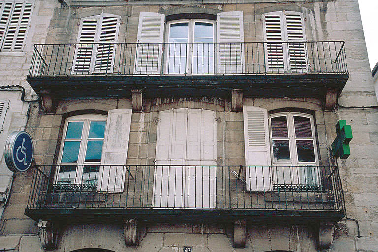 Façade antérieure : niveaux supérieurs.