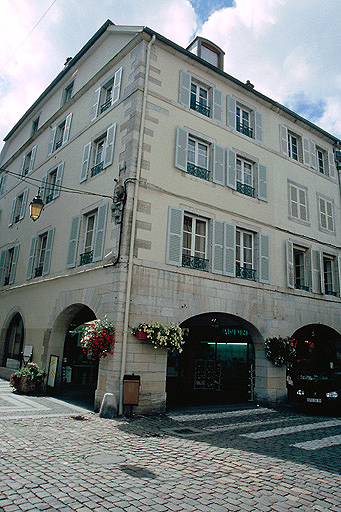 Façades antérieure et latérale droite.