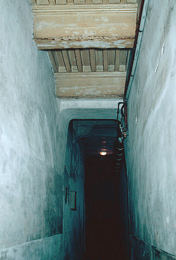 Couloir entre la galerie et la cour.