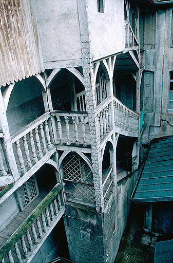 Cour : escalier ouvert.