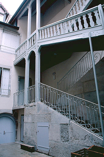 Cour : escalier ouvert.