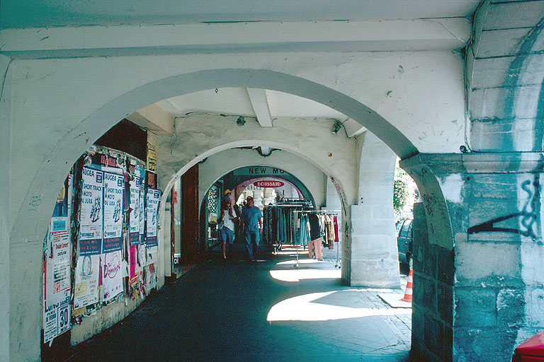 Façade antérieure : galerie.