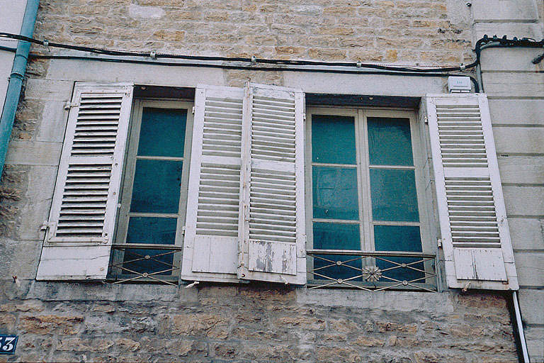 Façade antérieure : fenêtre.