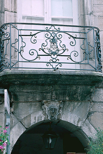 Façade antérieure : balcon sur l'arcade.