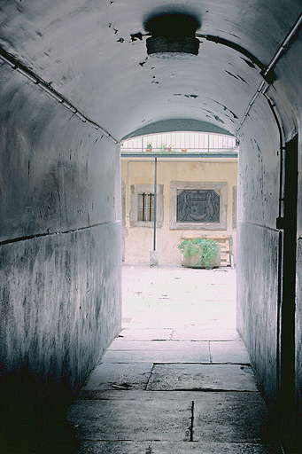 Couloir entre la galerie et la cour.