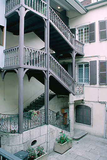 Cour : escalier ouvert.