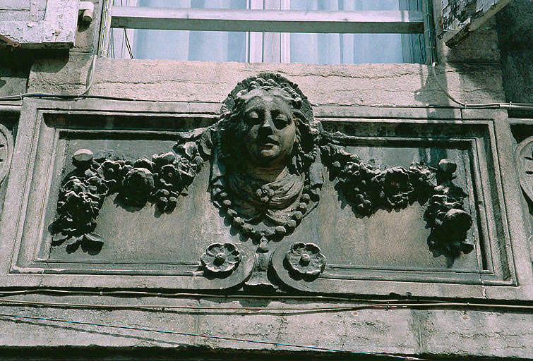 Façade antérieure de la travée centrale : table ornée et figurée entre l'arcade et la fenêtre.