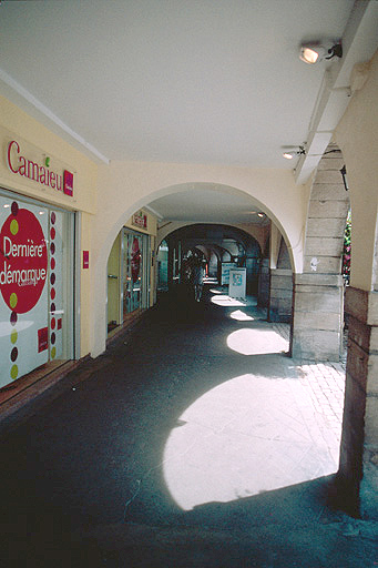 Façade antérieure : galerie.