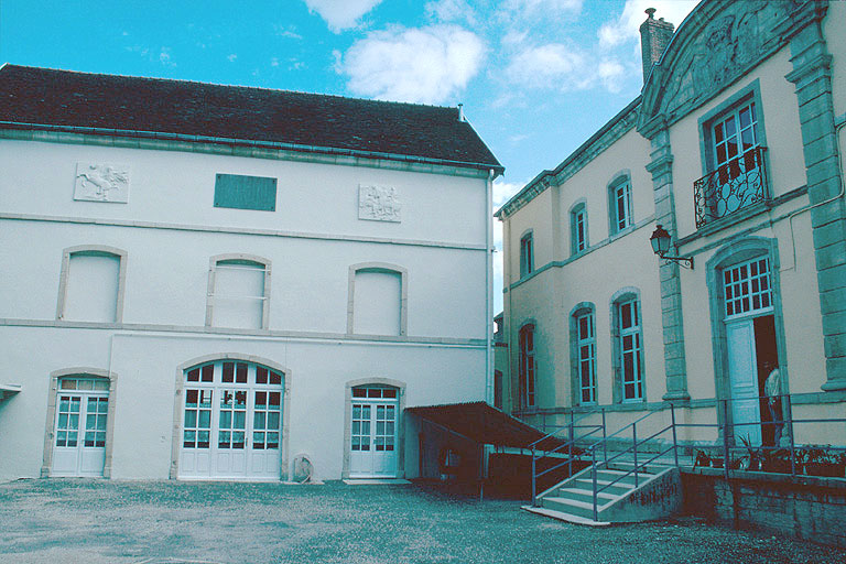 Bâtiment des communs et corps de logis : façades antérieures sur cour.