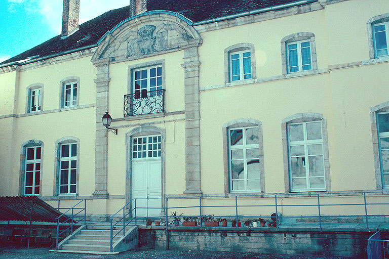 Corps de logis : façade antérieure sur cour.