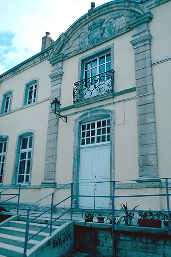 Corps de logis : façade antérieure sur cour : avant-corps central.