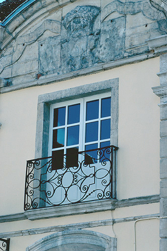 Corps de logis : façade antérieure sur cour : fronton de l'avant-corps central