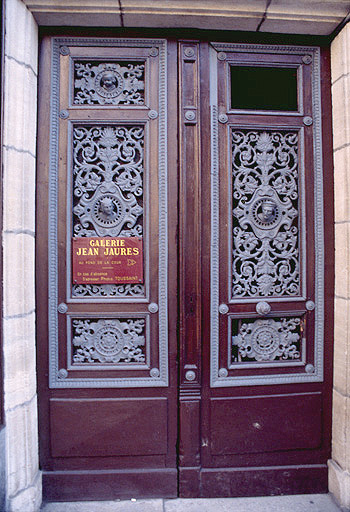 Façade antérieure : porte.