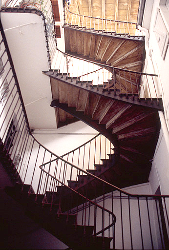 Escalier ouvert dans la première cour.