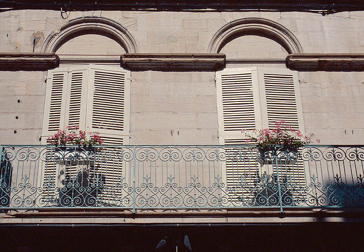 Façade antérieure : balcon.