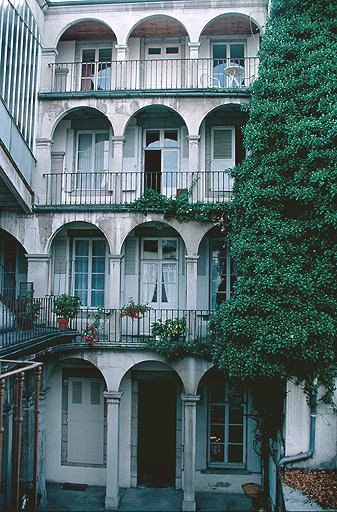 Cour : galeries de la façade postérieure du bâtiment sur rue.