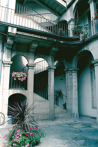 Cour : escalier ouvert.