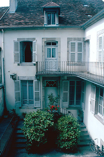 Bâtiment entre cour et jardin : façade sur cour.