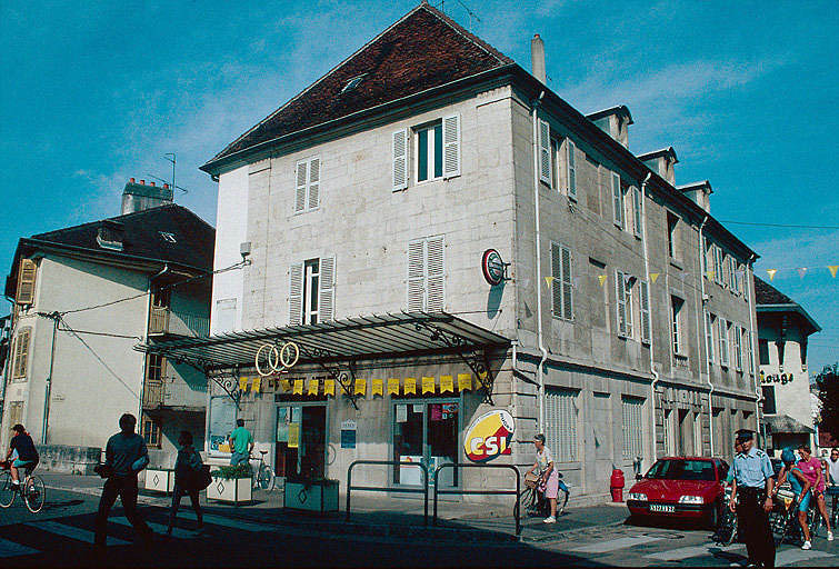 Façades latérale gauche avec l'auvent du café et antérieure avec l'entrée.