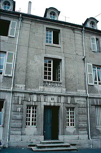 Façade antérieure : travée centrale avec l'entrée.