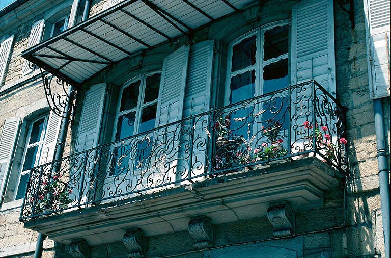 Façade antérieure : balcon.