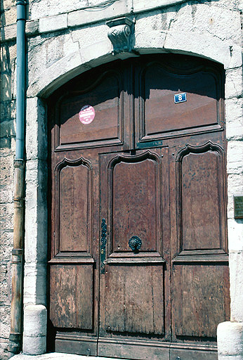 Façade antérieure : portail.