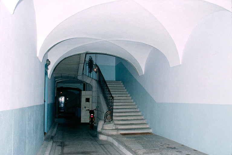 Allée cochère et départ du grand escalier.