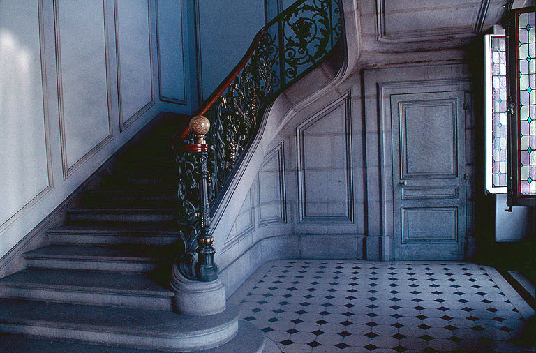 Corps de logis : vestibule et grand escalier.