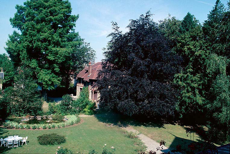 Jardin vu depuis le balcon du corps de logis.