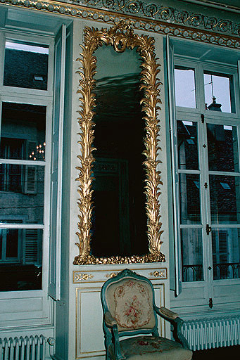 Corps de bâtiment sur rue : grand salon du premier étage : miroir en trumeau.