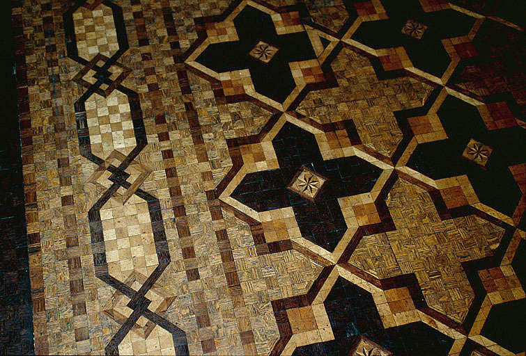 Corps de bâtiment sur rue : petit salon du premier étage : parquet de marquetterie.