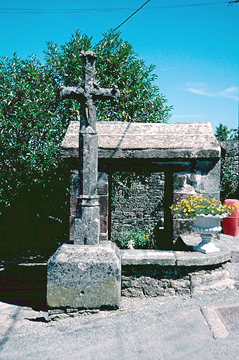 Croix : élévation antérieure ; fontaine : élévation latérale gauche.