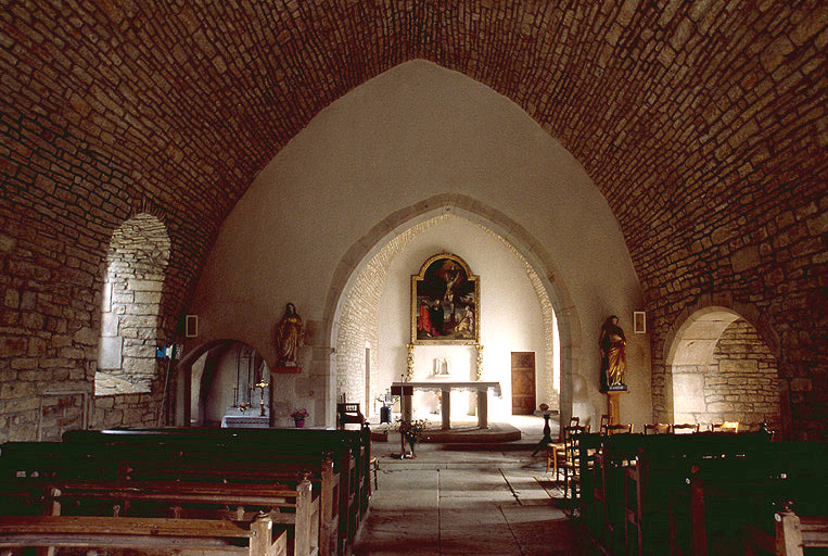 Nef et choeur vus depuis l'entrée.